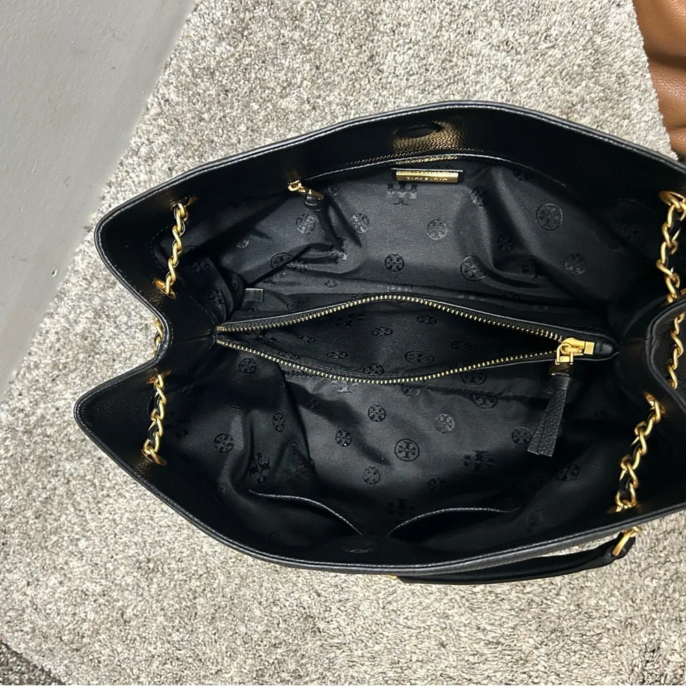 Tory Burch BRITTEN TRIPLE Black Leather Shoulder Bag tote with Gold Chain - Picture 2 of 7